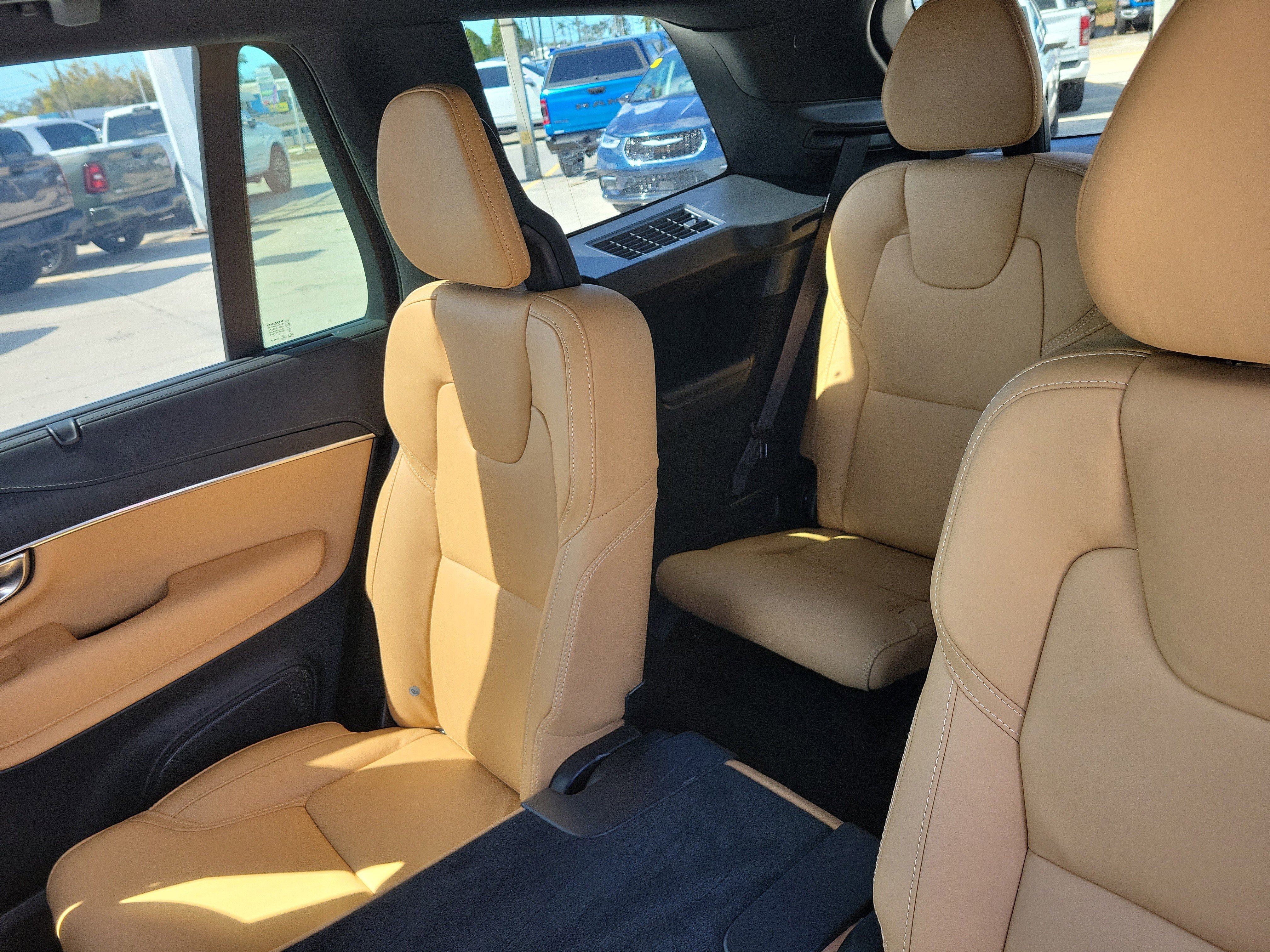 Used 2025 Volvo XC90 T8 Ultra w/ Protection Package Premier image 16