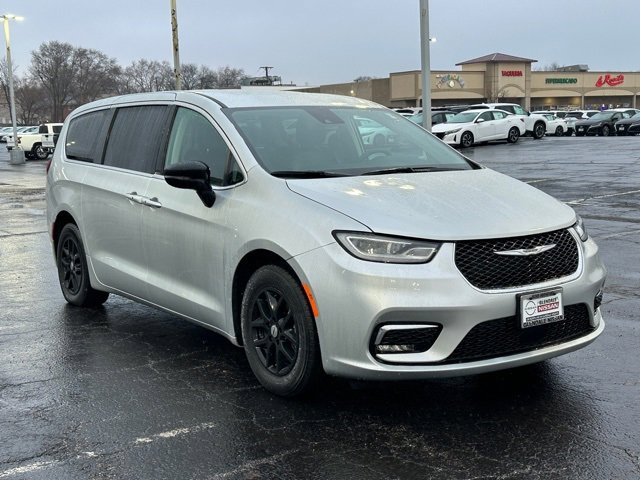 Used 2024 Chrysler Pacifica Touring-L image 3