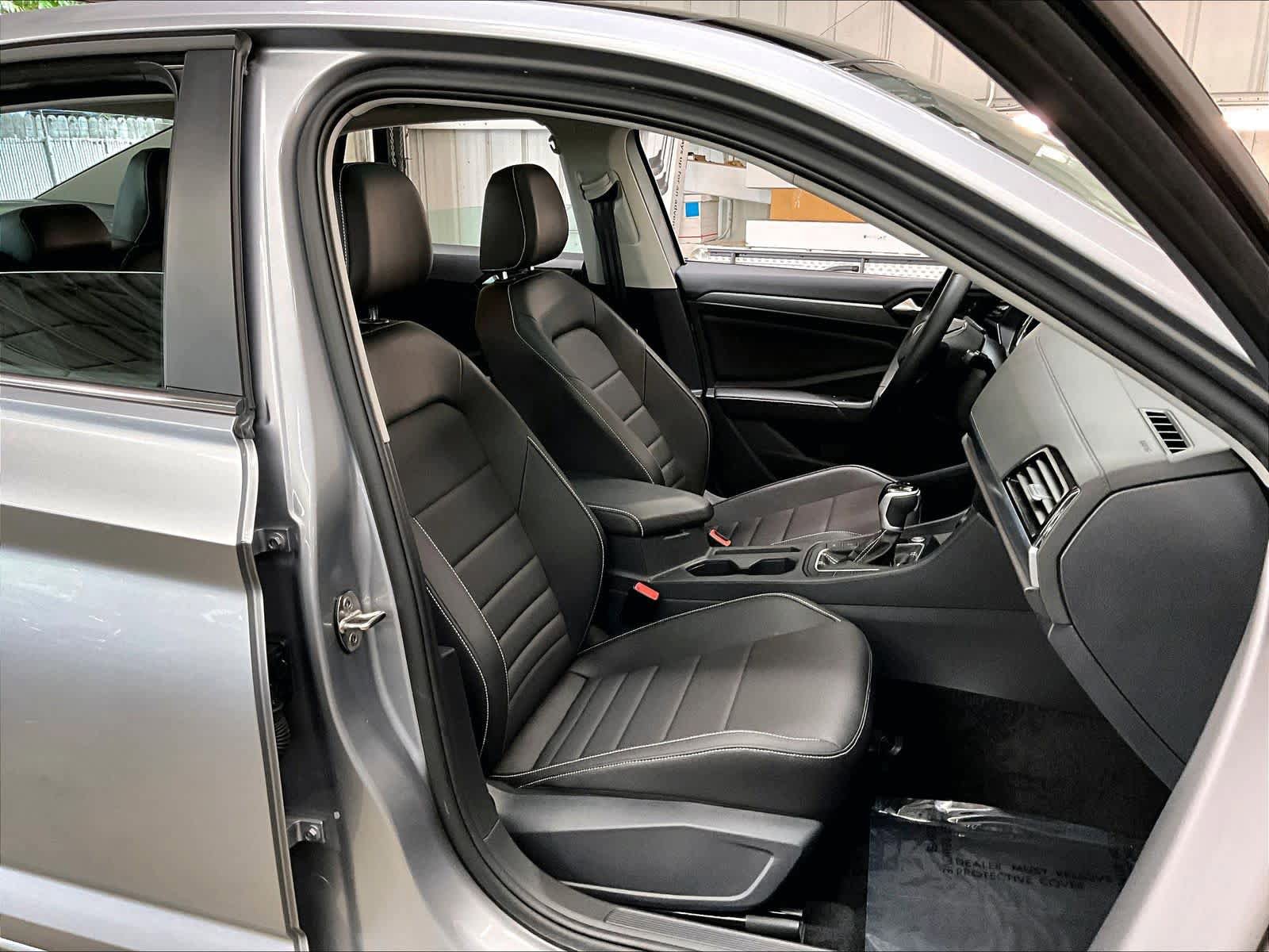 Used 2024 Volkswagen Jetta SE FWD image 9