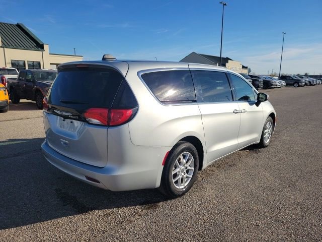 Used 2023 Chrysler Voyager LX image 22