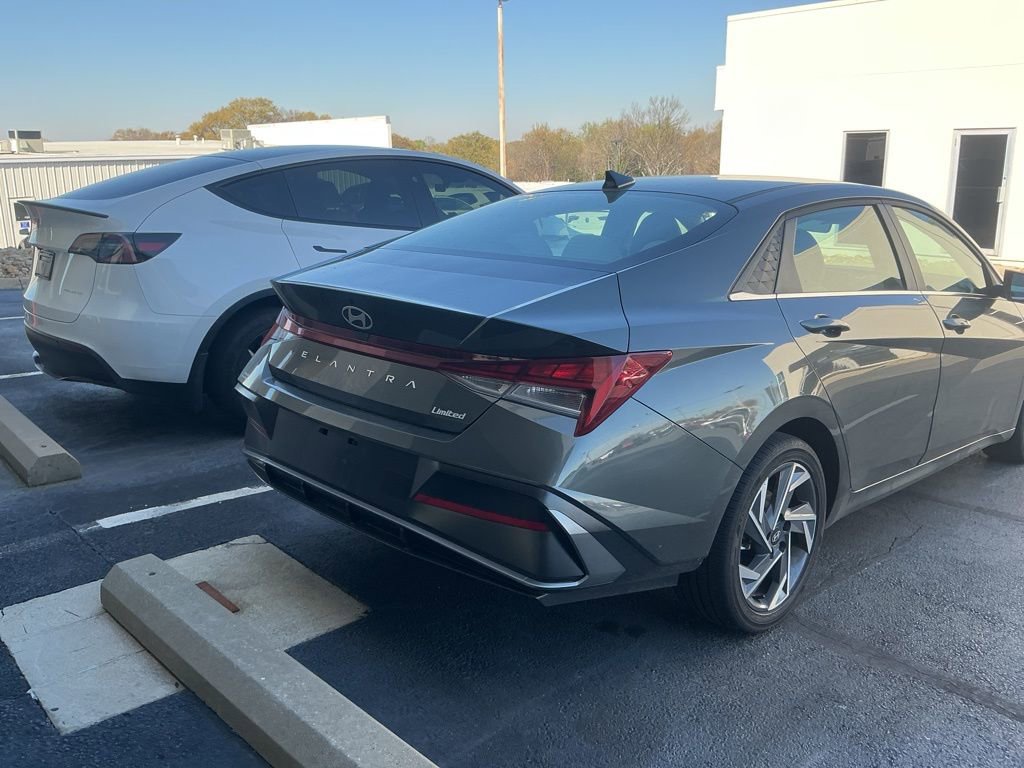 Used 2025 Hyundai Elantra Limited image 7