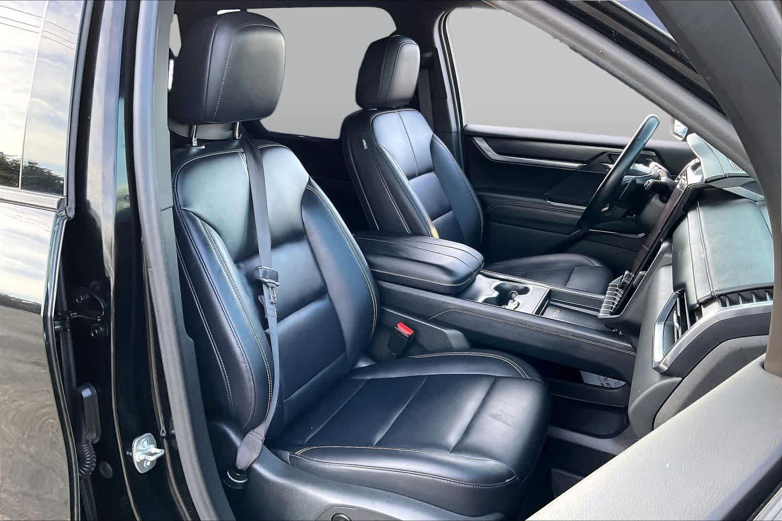Used 2024 GMC Acadia Elevation w/ Black Edition FWD image 9
