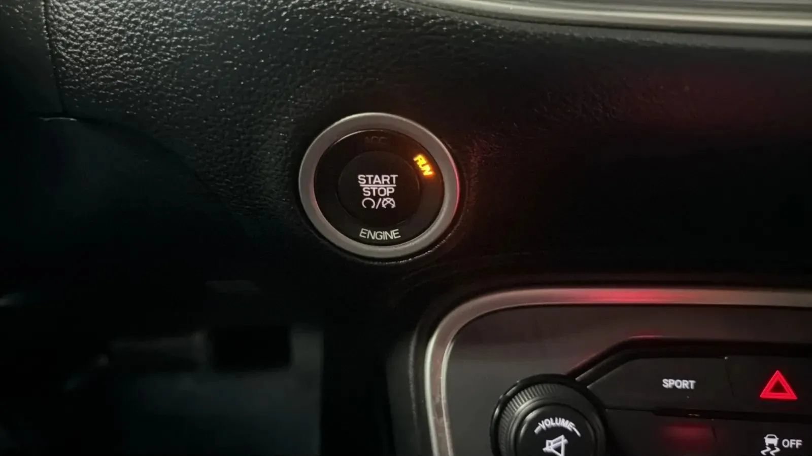 Used 2015 Dodge Challenger SXT RWD image 14