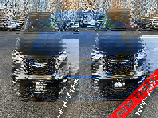 Certified 2024 Chrysler Pacifica Touring-L image 3