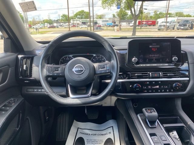 Used 2025 Nissan Pathfinder SV image 19