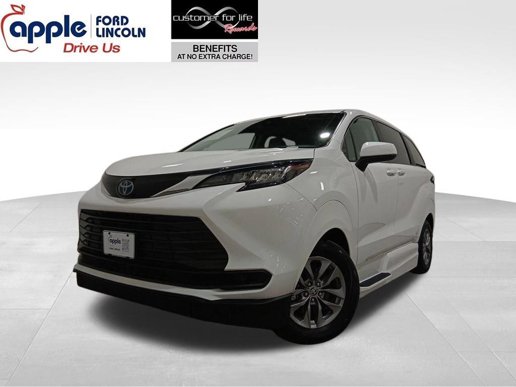Used 2023 Toyota Sienna LE image 1