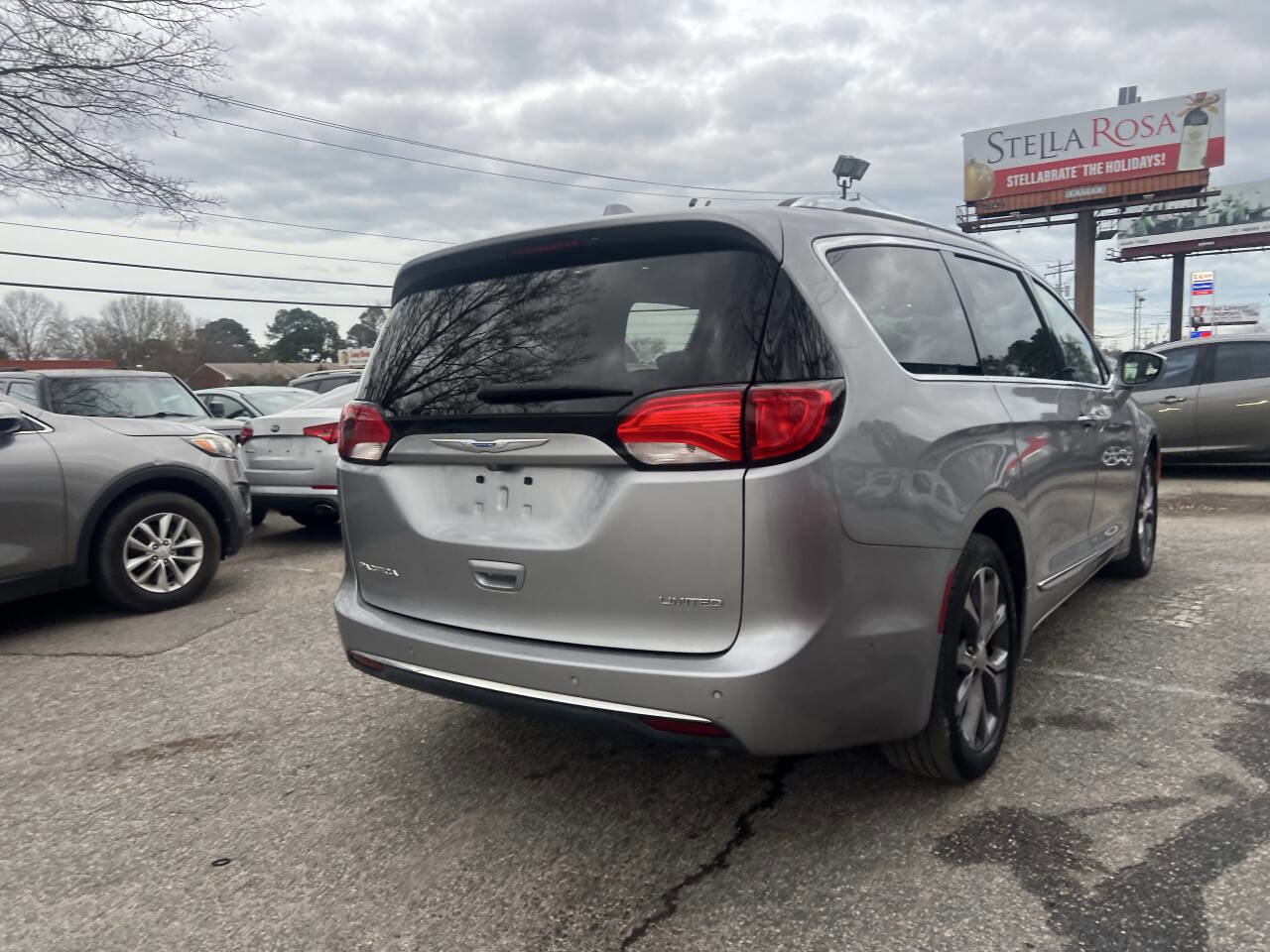 Used 2018 Chrysler Pacifica Limited w/ Advanced Safetytec Group FWD image 3