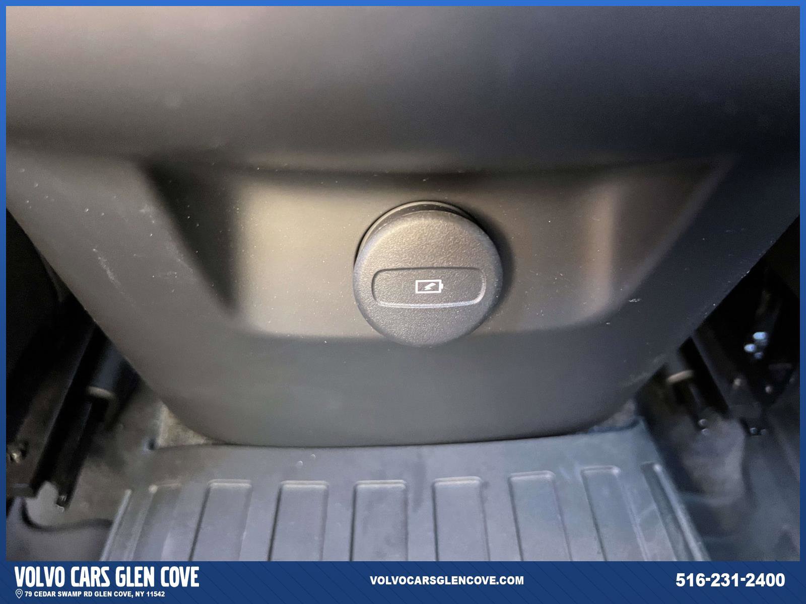 Used 2022 Volvo XC60 B5 Momentum w/ Climate Package image 11