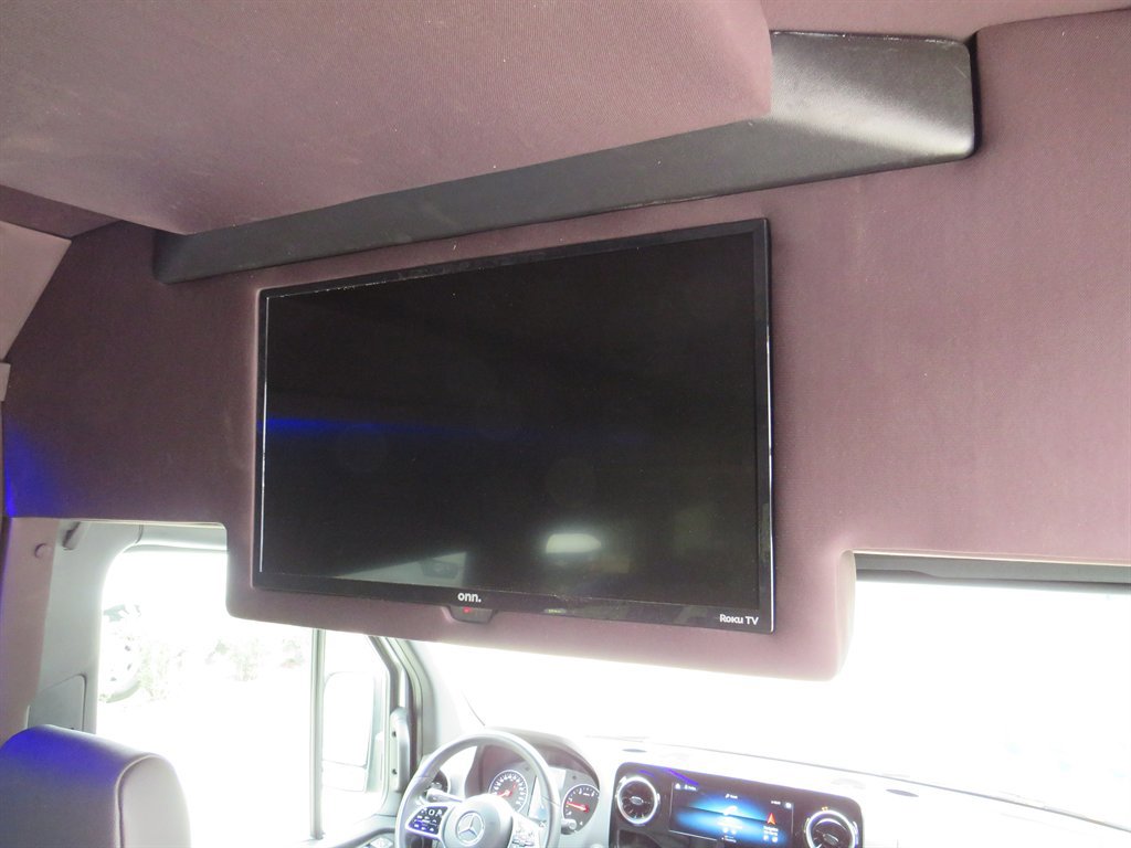 Used 2022 Mercedes-Benz Sprinter 4500 w/ Parking Package image 31