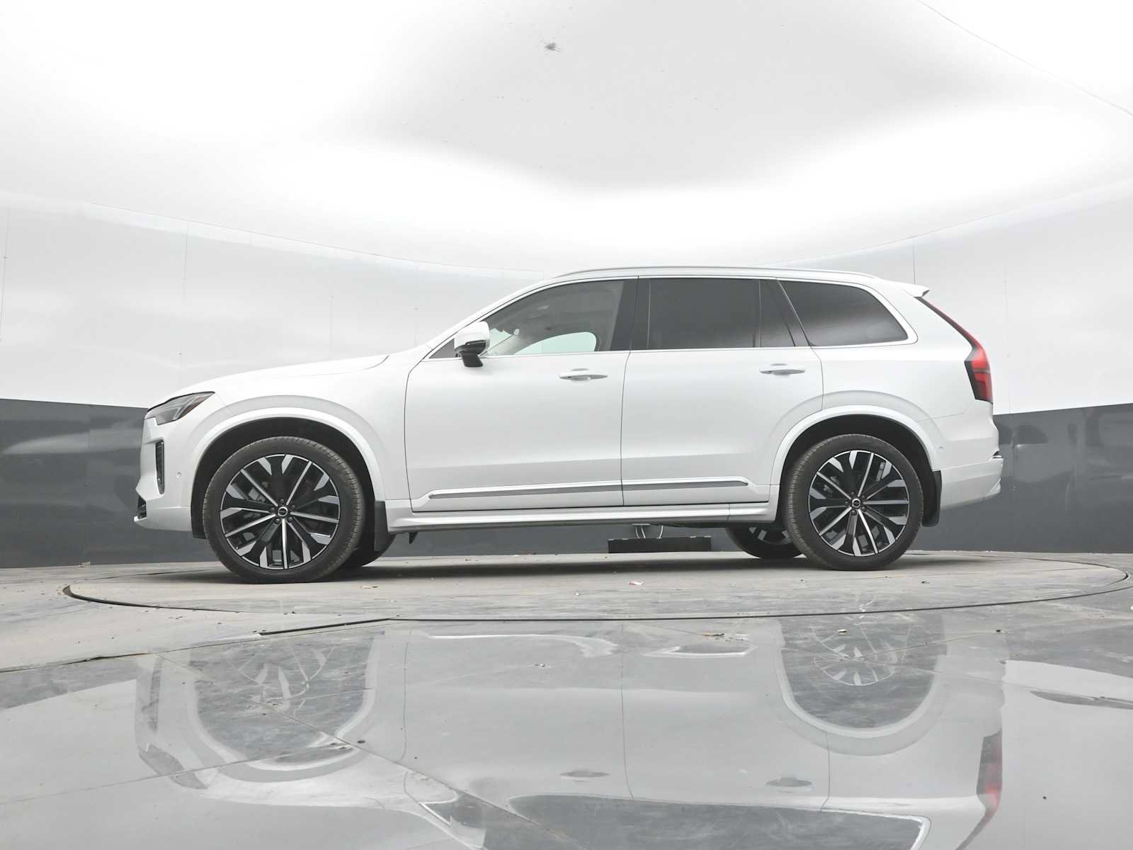 Used 2026 Volvo XC90 B6 Ultra w/ Protection Package AWD/4WD image 40