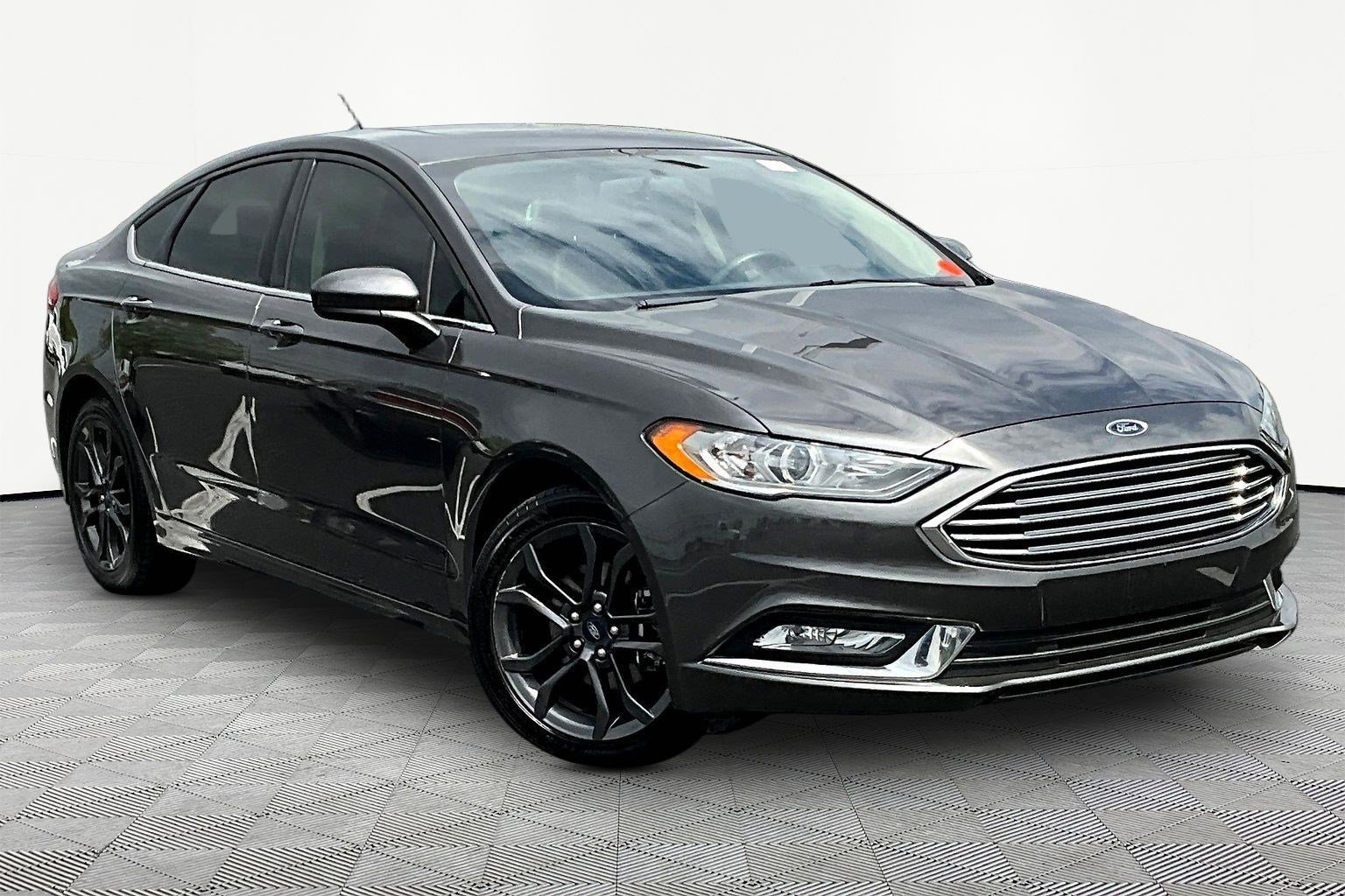 Used 2018 Ford Fusion SE w/ Equipment Group 201A FWD image 3
