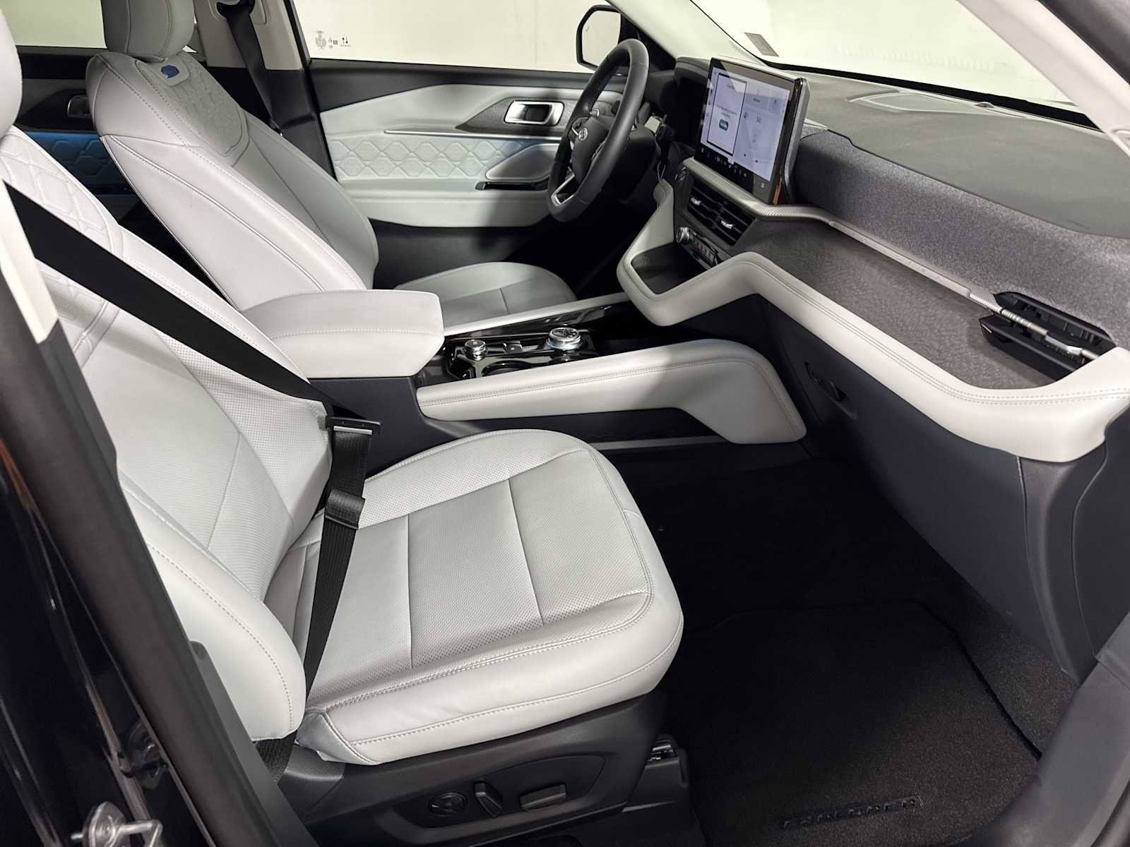 New 2026 Ford Explorer Platinum w/ LUX Leather Package AWD/4WD image 13