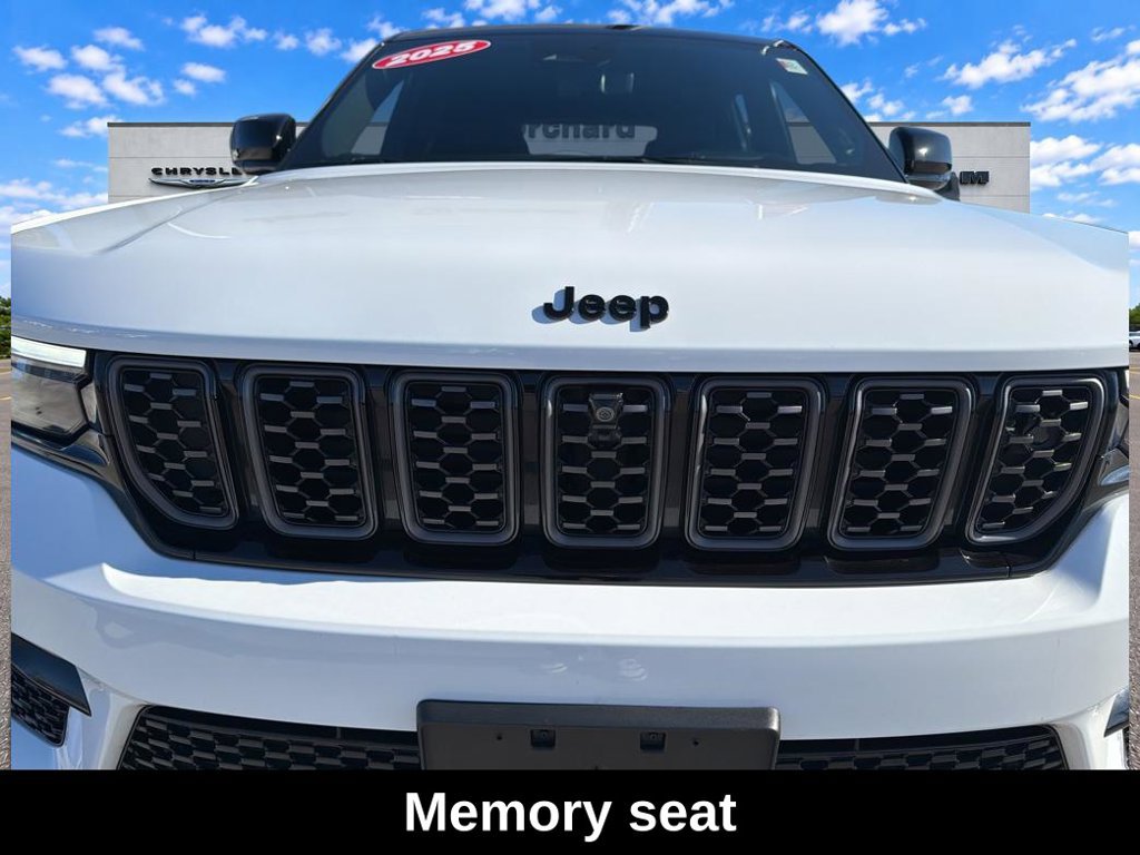 Used 2025 Jeep Grand Cherokee Summit AWD/4WD image 22