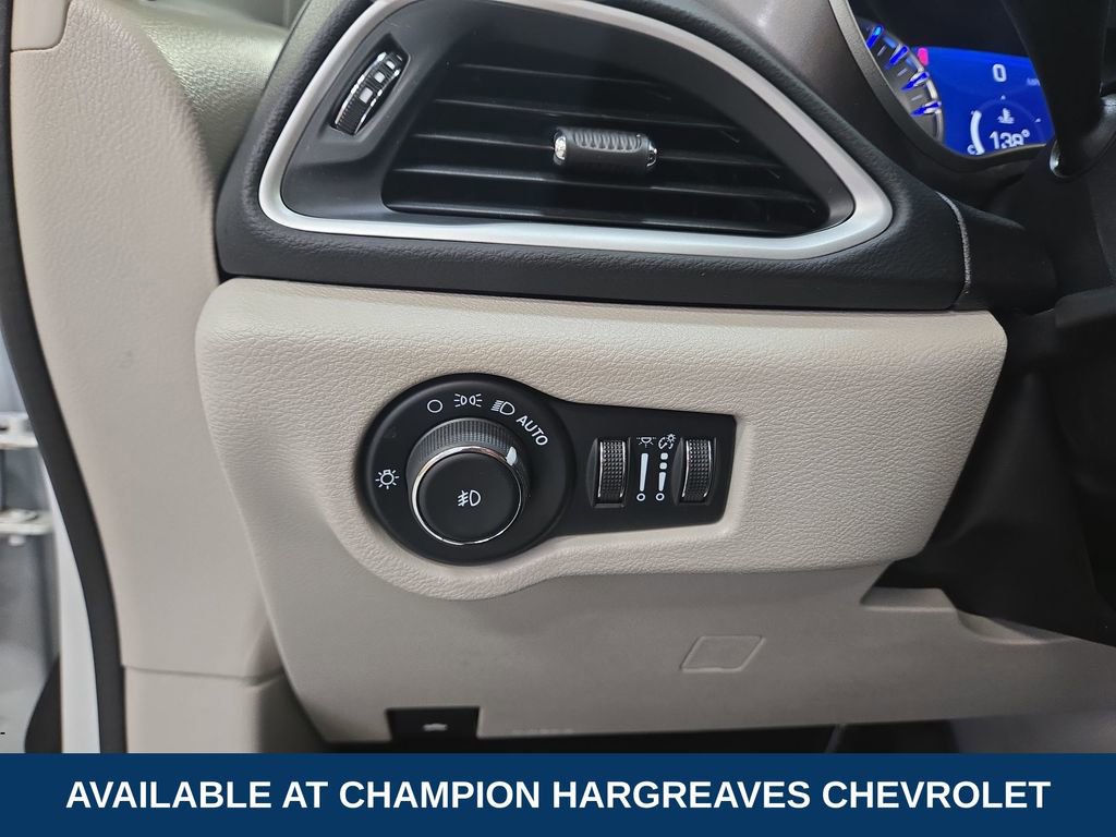 Used 2024 Chrysler Pacifica Touring-L FWD image 23