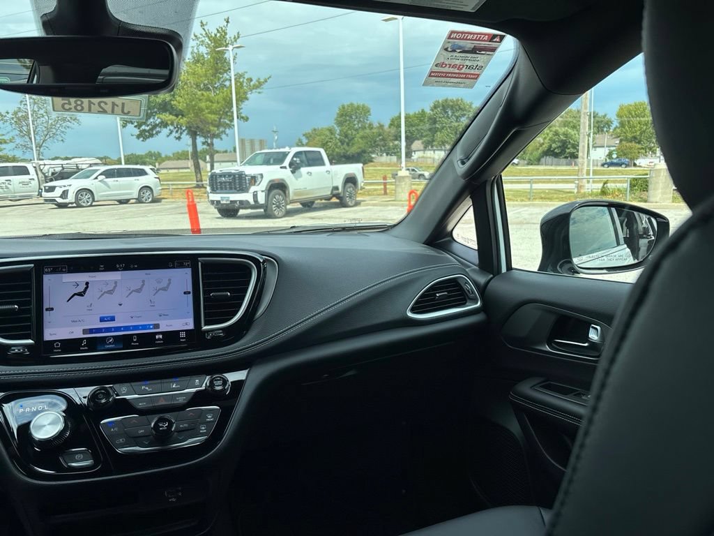 New 2027 Chrysler Pacifica Select FWD image 25