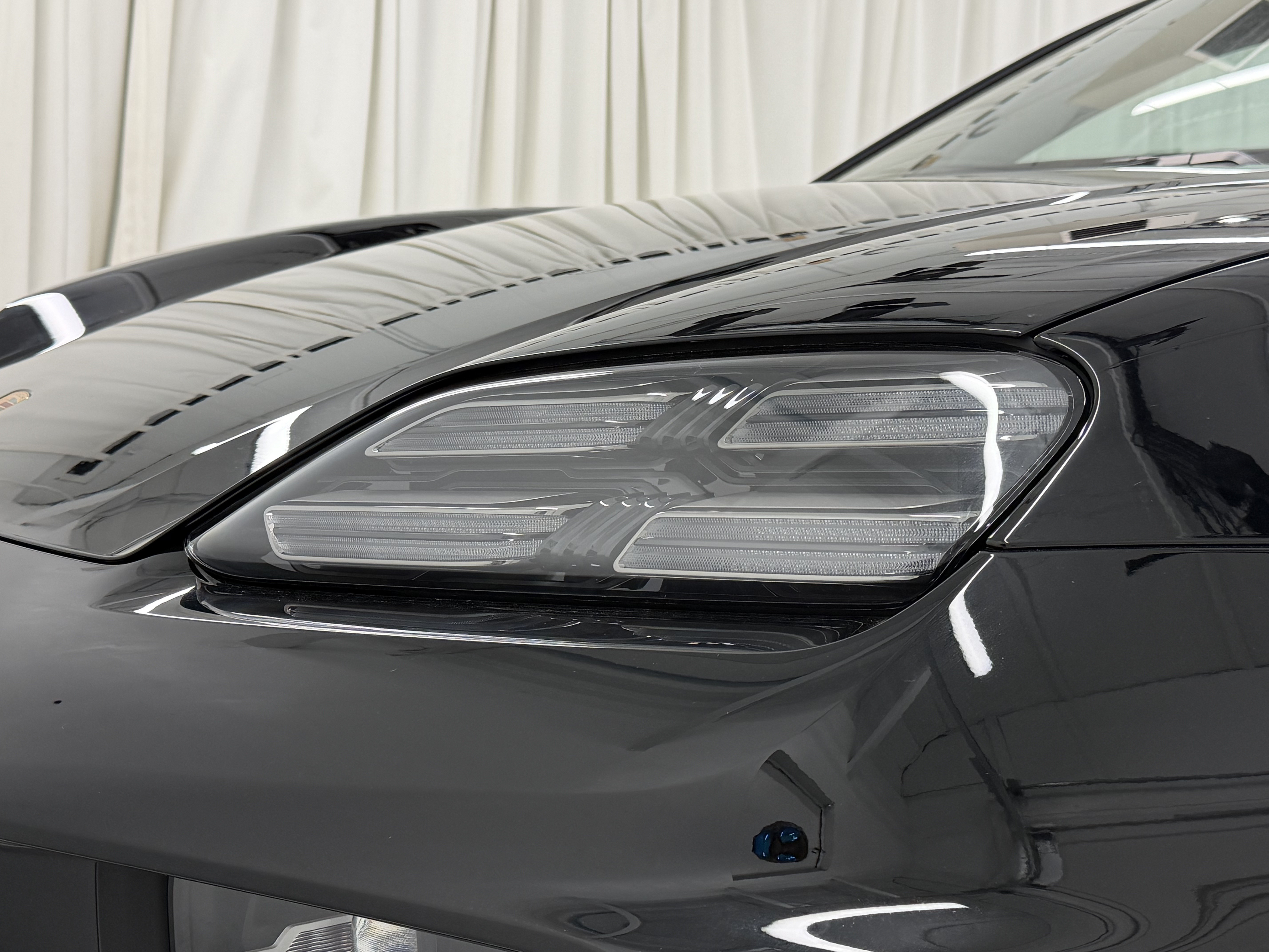 Certified 2025 Porsche Macan Electric RWD image 17