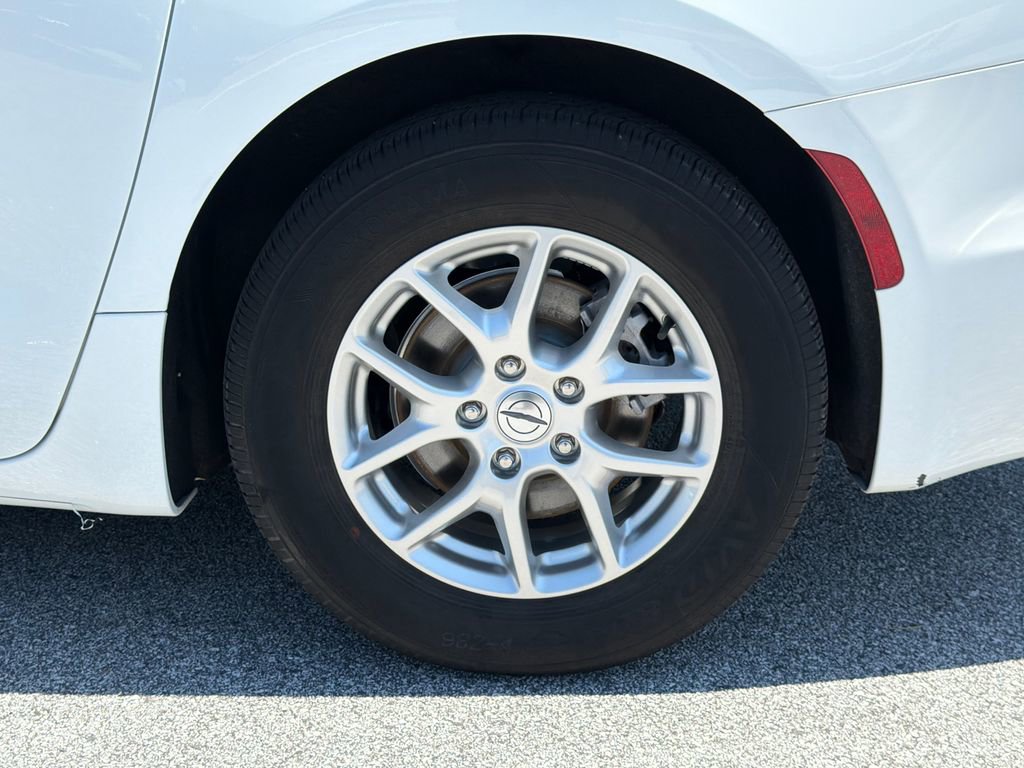 Used 2023 Chrysler Pacifica Touring-L FWD image 19