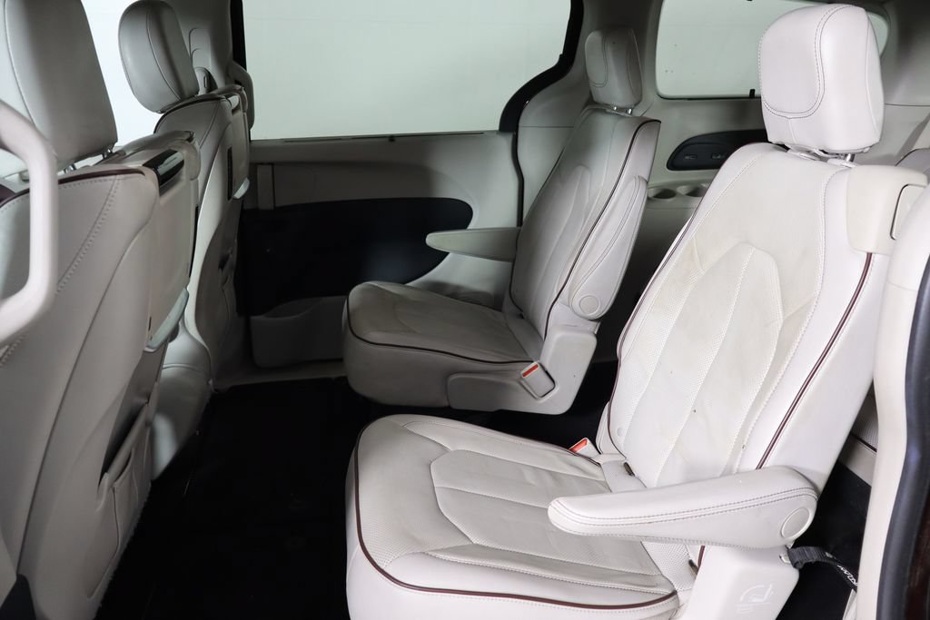 Used 2017 Chrysler Pacifica Limited w/ UConnect Theater Package FWD image 14