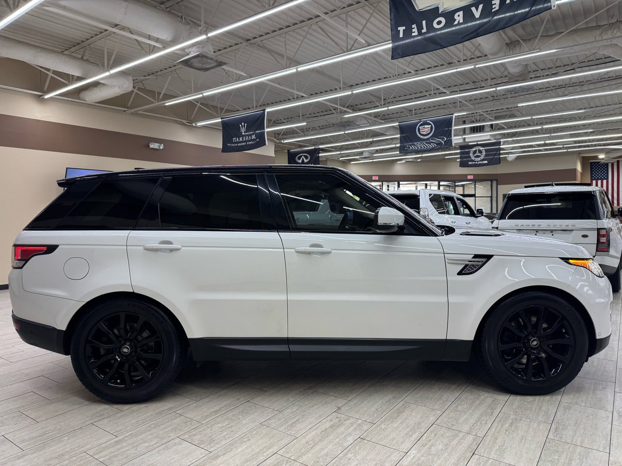 Used 2017 Land Rover Range Rover Sport HSE image 12