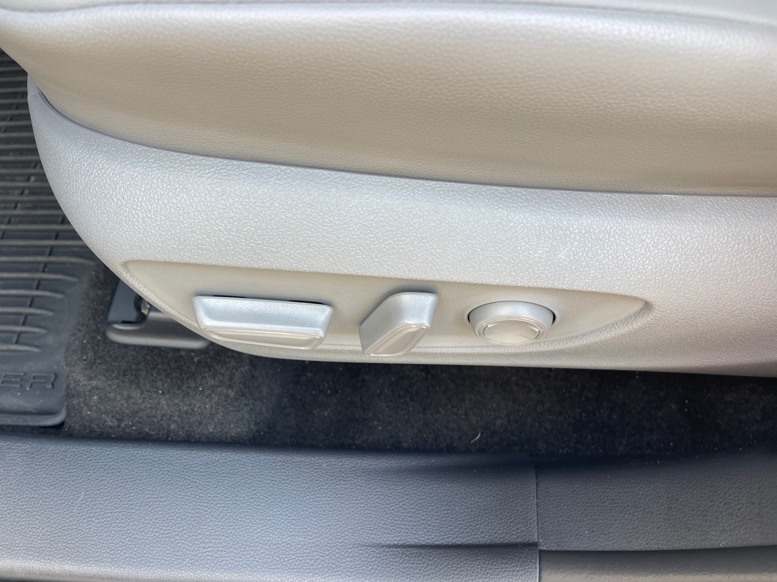 Used 2025 Toyota Highlander XLE AWD/4WD image 9