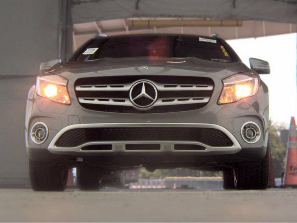 Used 2018 Mercedes-Benz GLA 250 4MATIC w/ Premium Package image 3