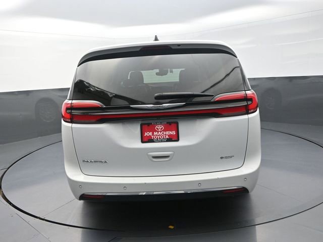 Used 2023 Chrysler Pacifica Touring-L FWD image 7