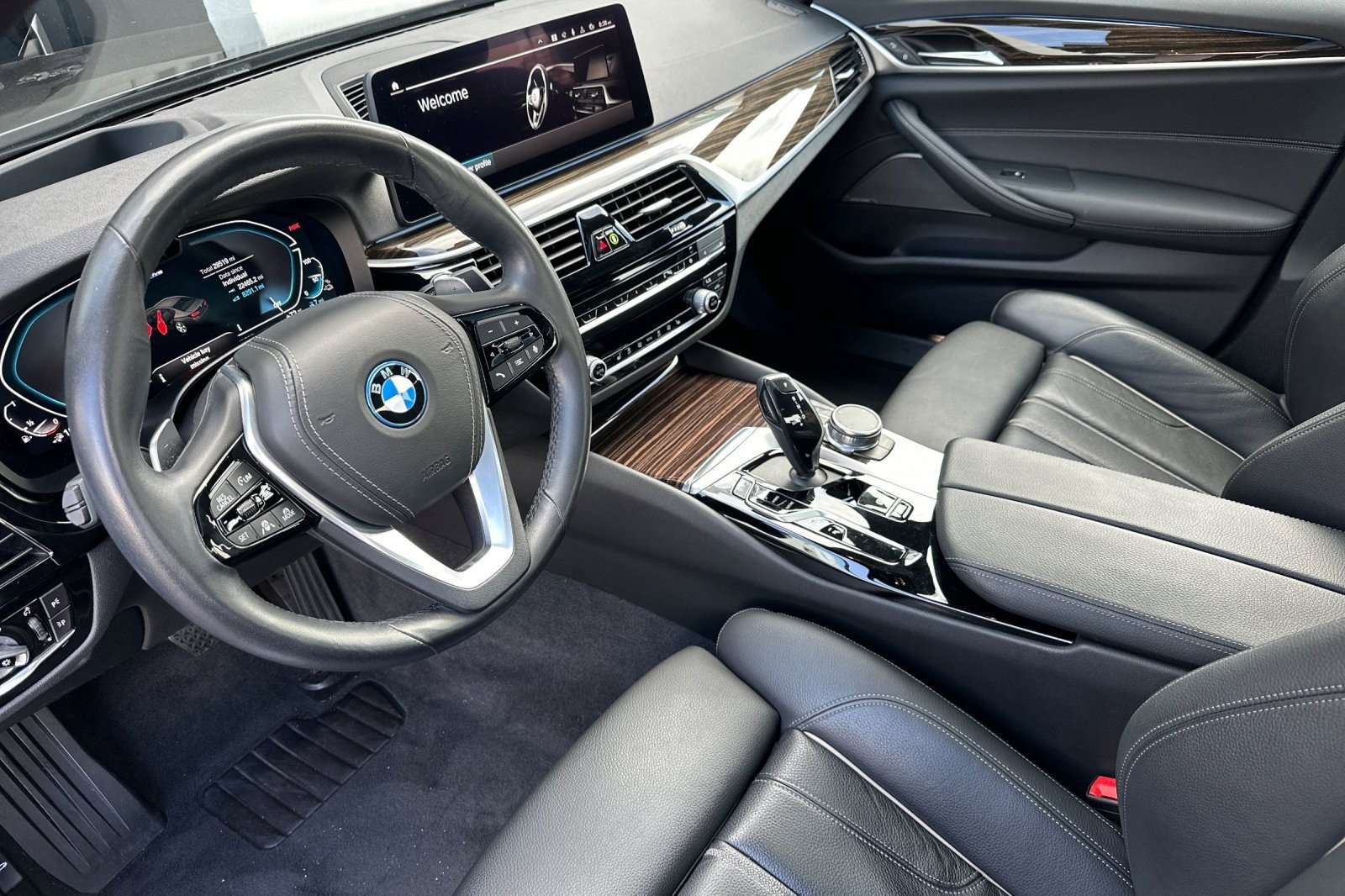 Used 2023 BMW 530e xDrive w/ Premium Package AWD/4WD image 9