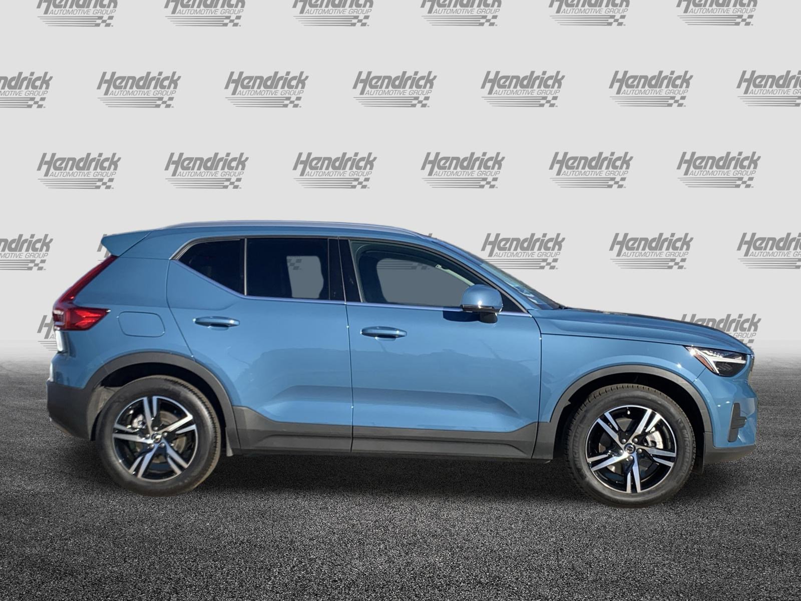 Used 2025 Volvo XC40 B5 Core image 11