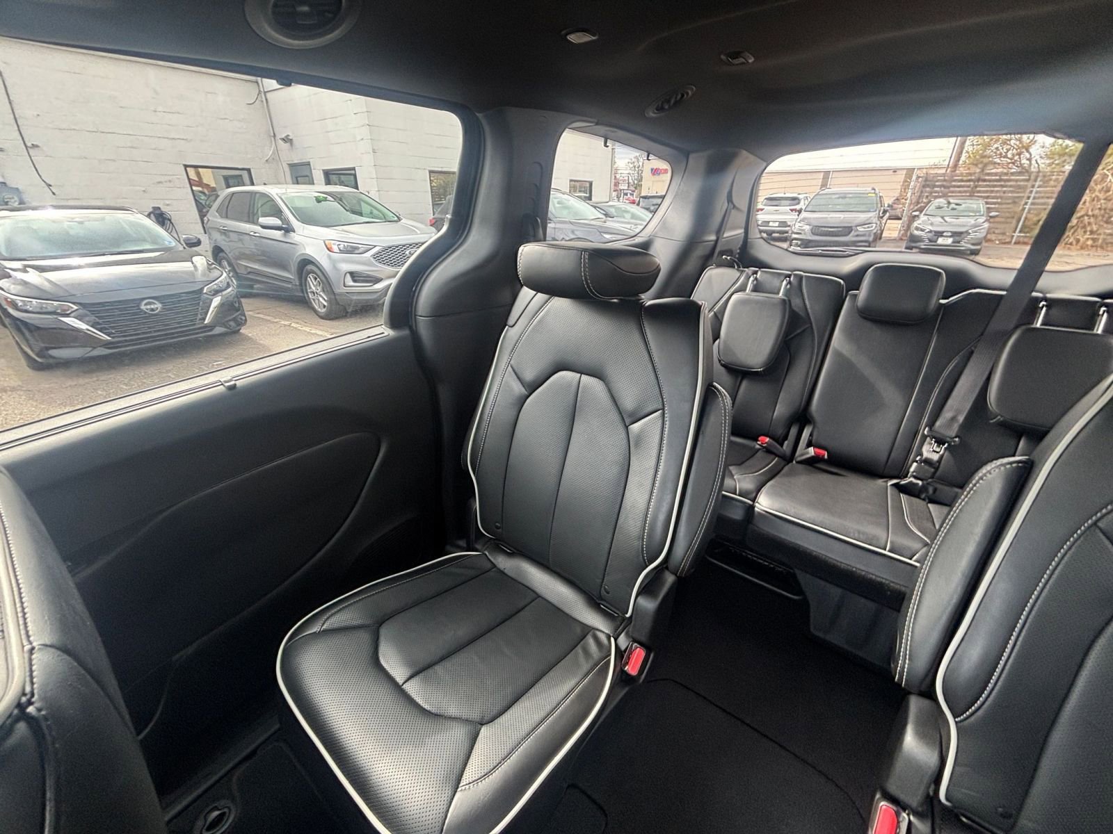 Used 2025 Chrysler Pacifica Limited image 44