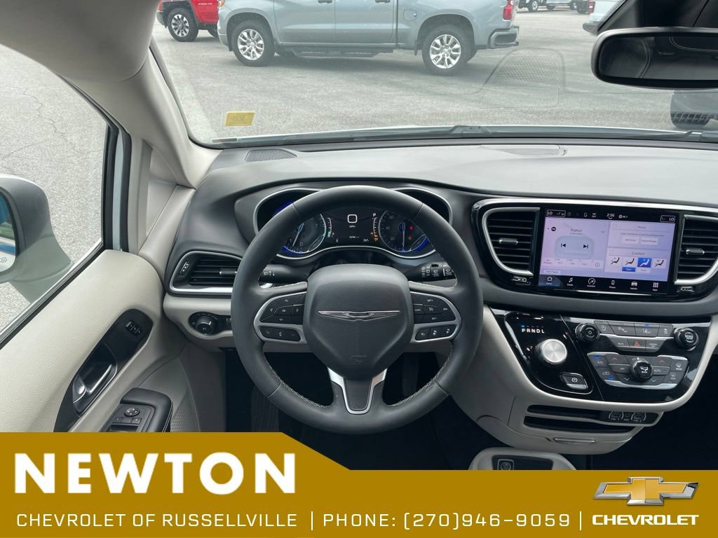 Used 2023 Chrysler Pacifica Touring-L FWD image 20