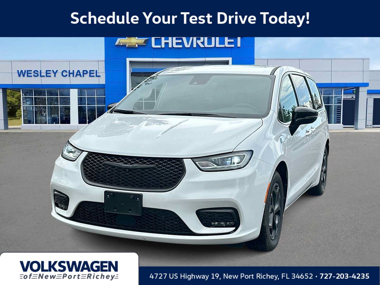 Used 2024 Chrysler Pacifica Limited FWD image 1