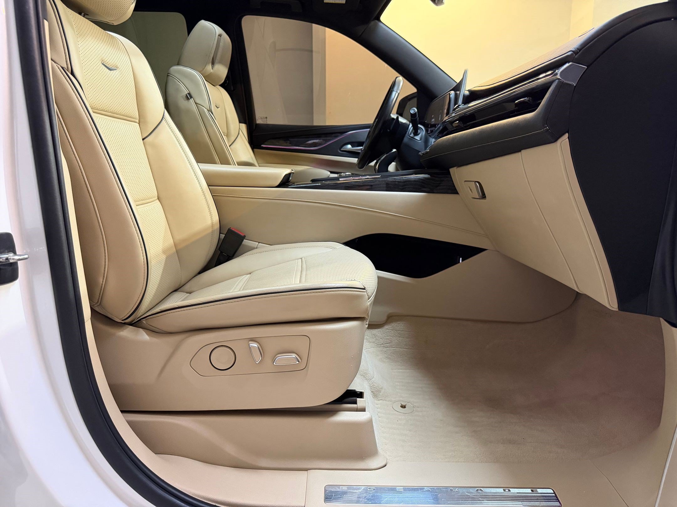 Used 2023 Cadillac Escalade Premium Luxury AWD/4WD image 26