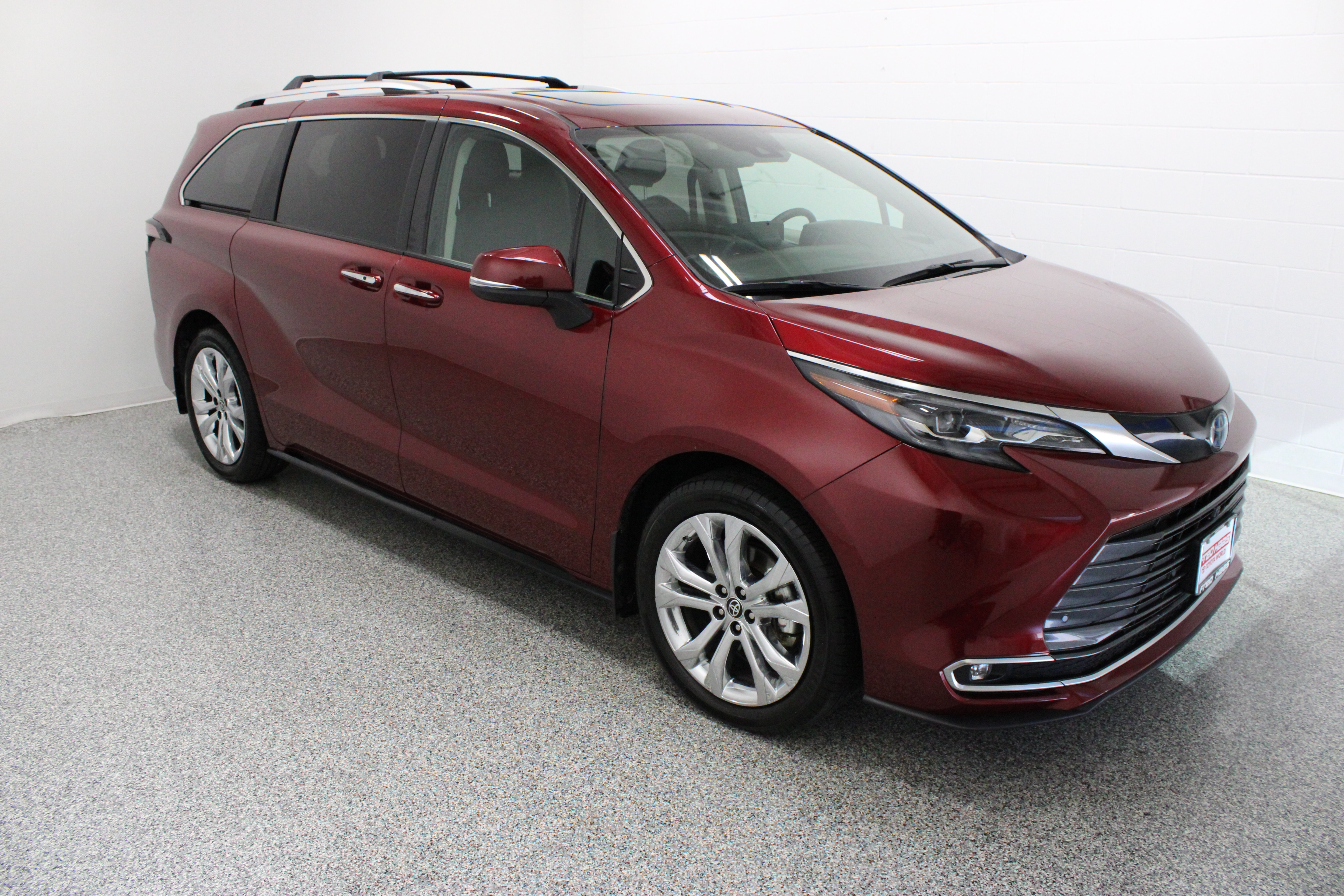 Used 2024 Toyota Sienna Platinum FWD image 4