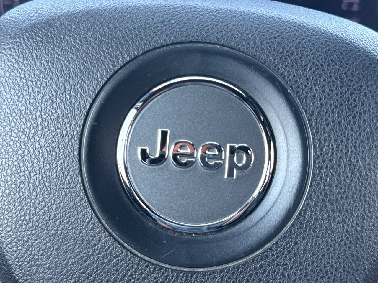 Used 2015 Jeep Grand Cherokee Overland w/ Advanced Technology Group AWD/4WD image 31