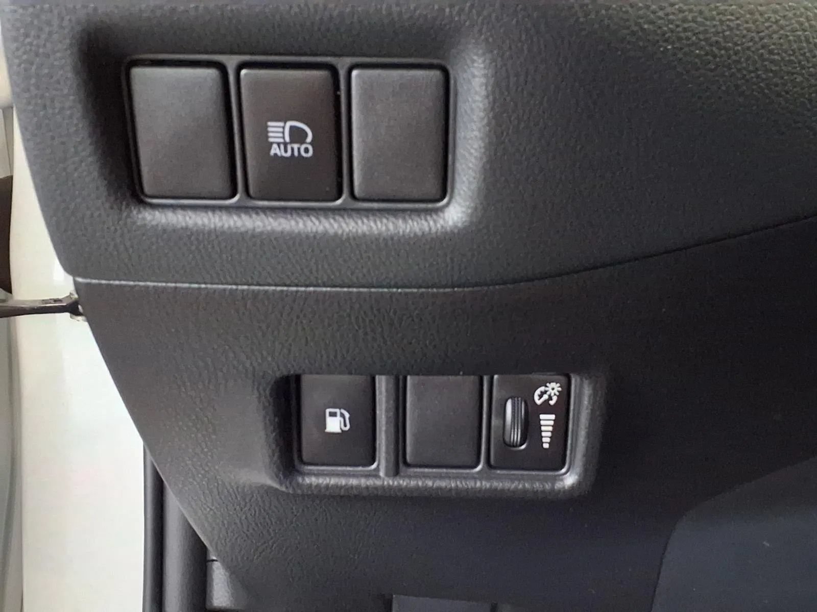 Used 2020 Toyota C-HR Limited FWD image 17