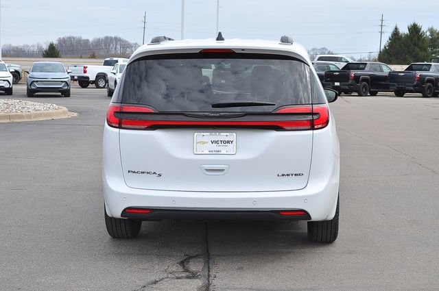 Used 2025 Chrysler Pacifica Limited image 4