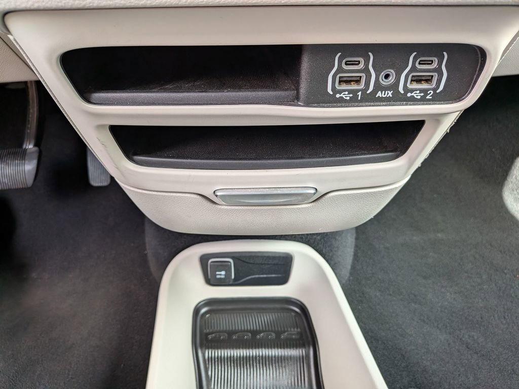Used 2024 Chrysler Pacifica Touring-L FWD image 32