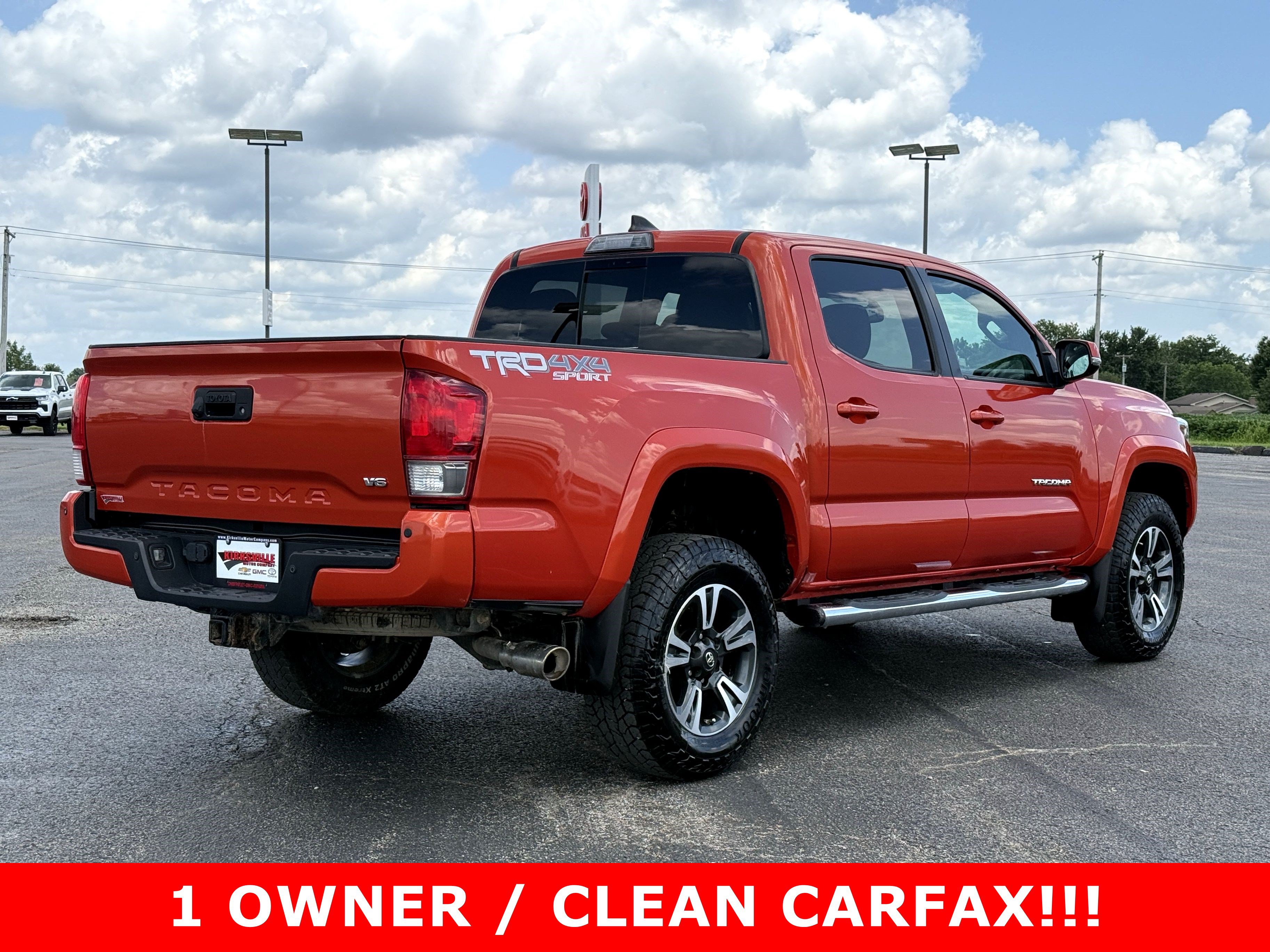Used 2017 Toyota Tacoma TRD Sport AWD/4WD image 4