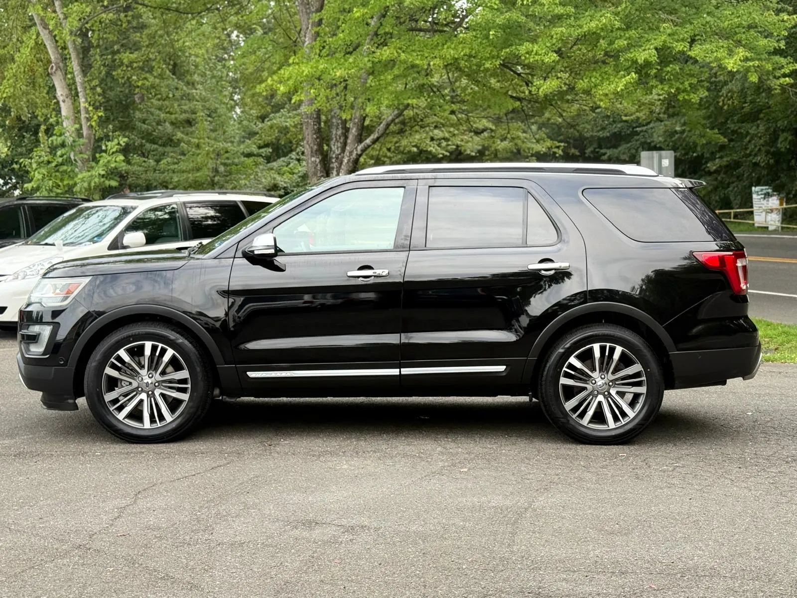 Used 2016 Ford Explorer Platinum AWD/4WD image 4