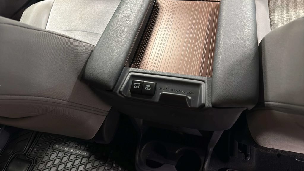 Used 2024 Toyota Sienna LE FWD image 18
