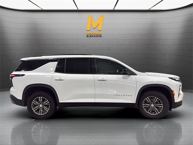 Used 2025 Chevrolet Traverse LT image 2