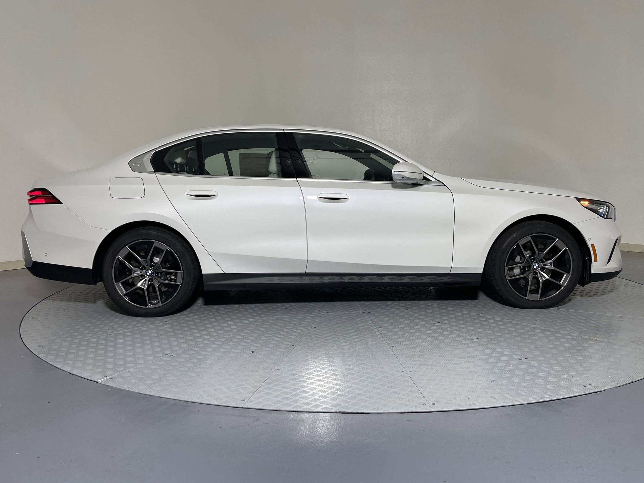 Used 2026 BMW 530i w/ Premium Package image 8