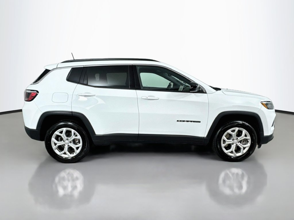 Used 2024 Jeep Compass Latitude AWD/4WD image 6