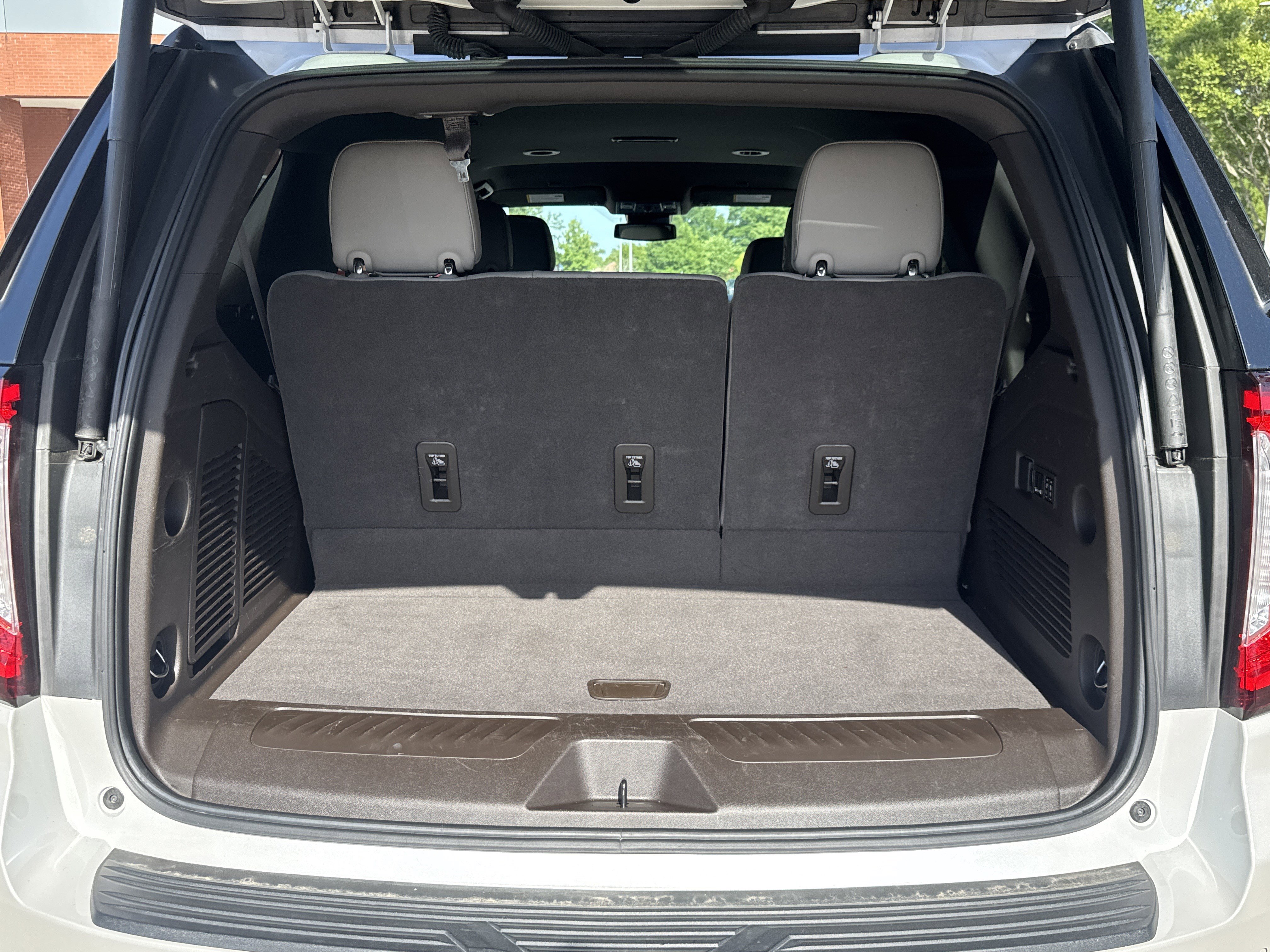 Used 2023 GMC Yukon SLT w/ SLT Luxury Package RWD image 13