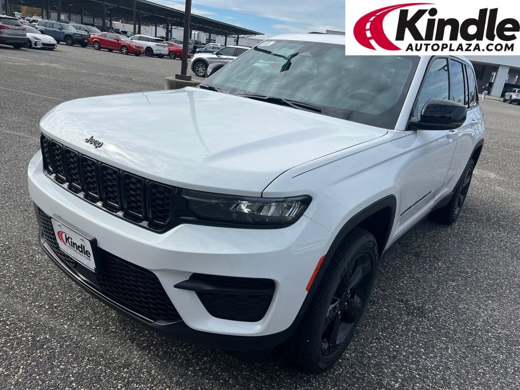 New 2025 Jeep Grand Cherokee Altitude image 1