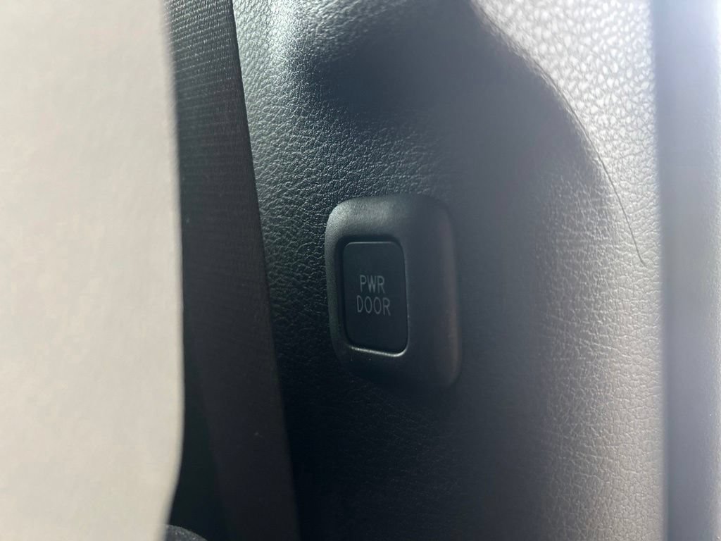 Used 2025 Toyota Sienna XLE FWD image 33