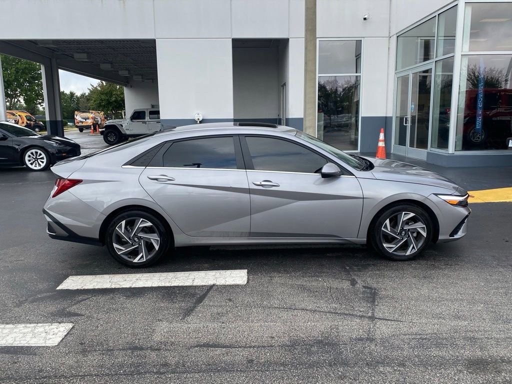 Used 2025 Hyundai Elantra SEL FWD image 11