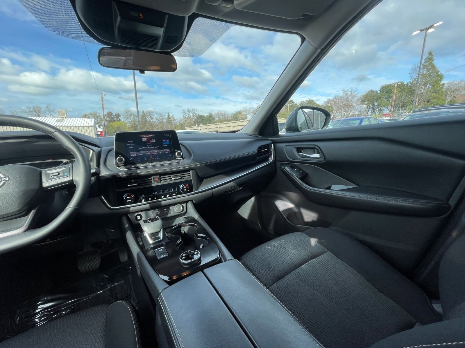 Used 2025 Nissan Rogue SV image 37