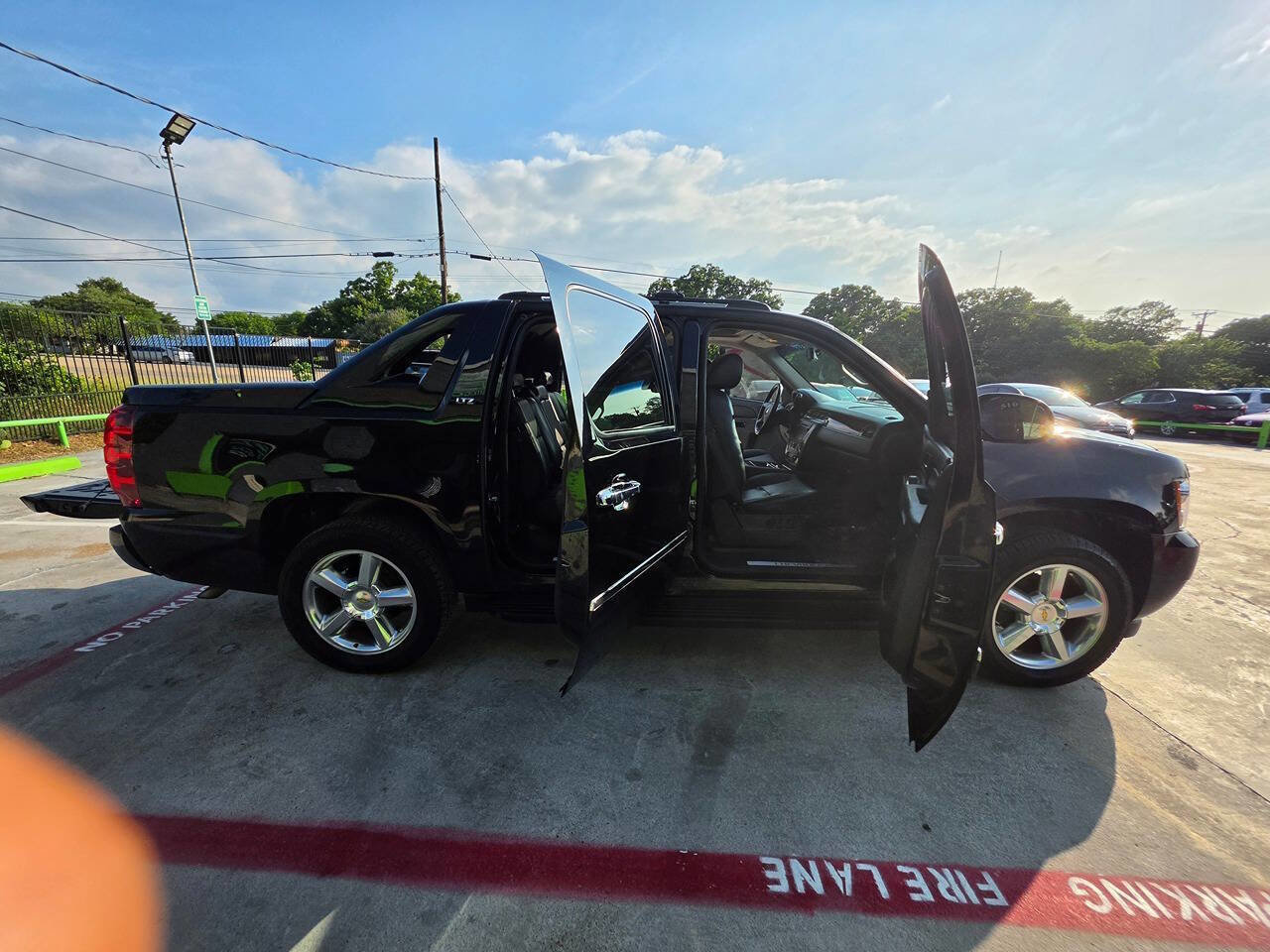 Used 2012 Chevrolet Avalanche LTZ RWD image 31