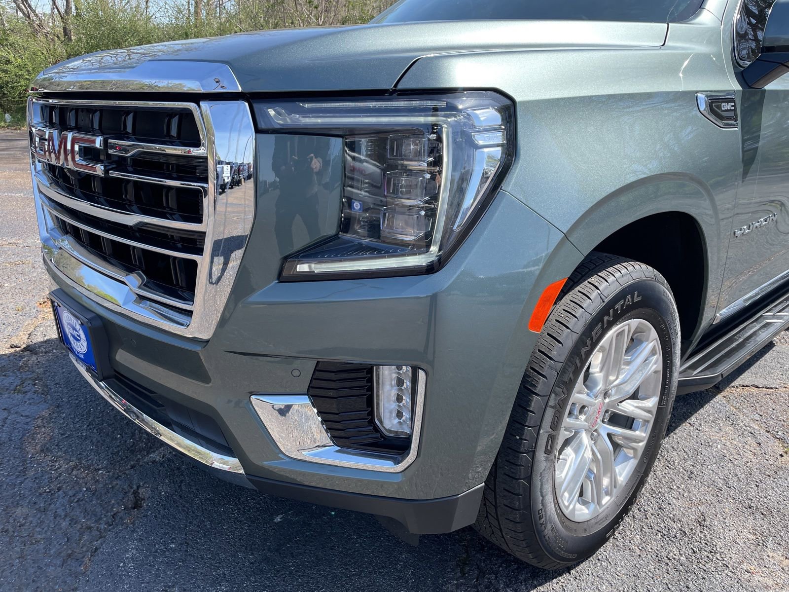 Used 2024 GMC Yukon SLT w/ SLT Luxury Package image 9